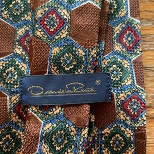 LNC Mens Oscar de la renta gorgeous brown theme tie.